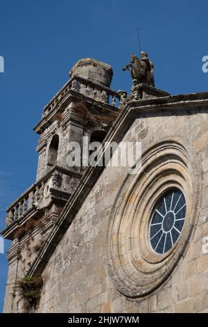 Facciata della Igrexa de Santiago de Redondela con una figura di Santiago Matamoros a cavallo lungo il camino portoghese a Redondela, Spagna. Questo l Foto Stock