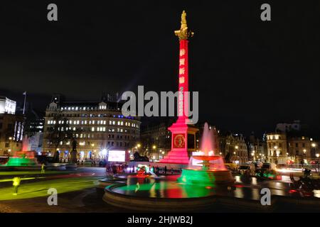 Londra, Regno Unito, 31st gennaio, 2022. La colonna di Nelson e Trafalgar Square sono illuminate per celebrare il Capodanno cinese che cade il 1st febbraio e inaugura l'anno della Tigre. Una danza del leone e del drago è stata eseguita principalmente per i dignitari e i funzionari, come previsto festeggiamenti pubblici sono stati ridimensionati quest'anno. Credit: Undicesima ora Fotografia/Alamy Live News Foto Stock