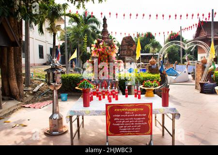 Re Thao Wessuwan o Vasavana Kuvera statua gigante per la gente thailandese viaggio visita e rispettare pregare con il mistero santo al tempio Wat Tenplai a si Prac Foto Stock