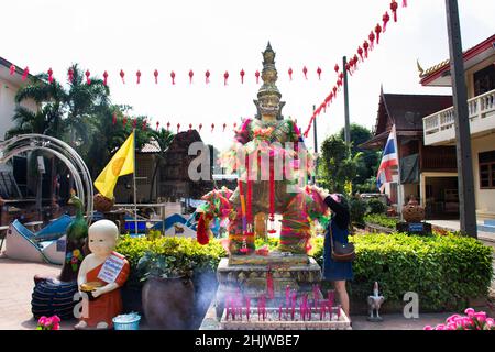 Re Thao Wessuwan o Vasavana Kuvera statua gigante per la gente thailandese viaggio visita e rispettare pregare con il mistero santo al tempio Wat Tenplai a si Prac Foto Stock