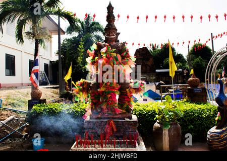 Re Thao Wessuwan o Vasavana Kuvera statua gigante per la gente thailandese viaggio visita e rispettare pregare con il mistero santo al tempio Wat Tenplai a si Prac Foto Stock