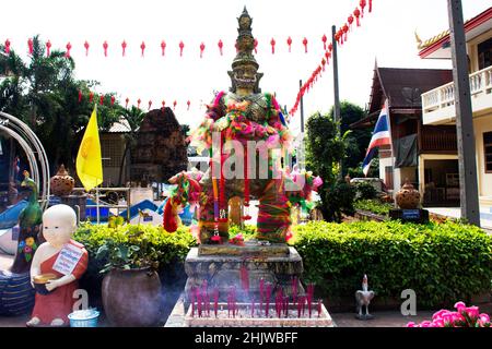 Re Thao Wessuwan o Vasavana Kuvera statua gigante per la gente thailandese viaggio visita e rispettare pregare con il mistero santo al tempio Wat Tenplai a si Prac Foto Stock