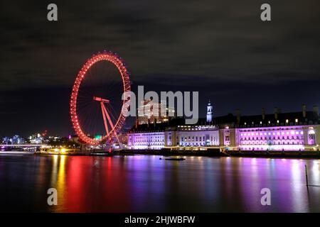 Londra, Regno Unito, 31st gennaio, 2022. Il London Eye, visto dal Tamigi, è illuminato in rosso per celebrare il Capodanno lunare - o Capodanno cinese che cade il 1st febbraio. Credit: Undicesima ora Fotografia/Alamy Live News Foto Stock