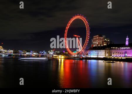 Londra, Regno Unito, 31st gennaio, 2022. Il London Eye, visto dal Tamigi, è illuminato in rosso per celebrare il Capodanno lunare - o Capodanno cinese che cade il 1st febbraio. Credit: Undicesima ora Fotografia/Alamy Live News Foto Stock