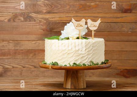 Dessert stand con bella torta nuziale sul tavolo Foto Stock