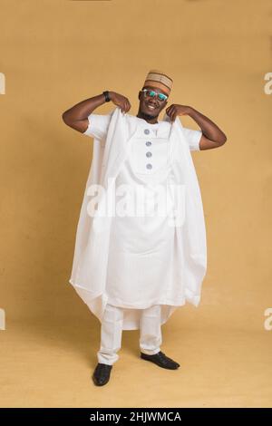 Un Babariga vestito tradizionalmente Arewa Northern Business Man sorridente e regolare abito Foto Stock