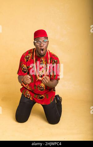 Igbo tradizionalmente vestito uomo d'affari Wowed e Win Foto Stock