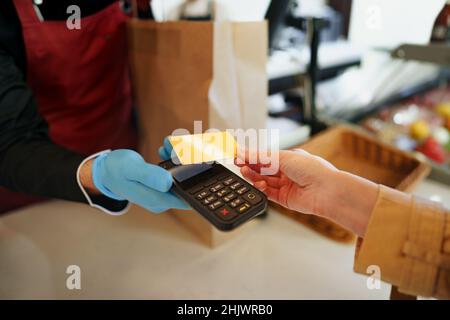 Primo piano del processo di pagamento della carta di credito per gli acquisti. Foto Stock