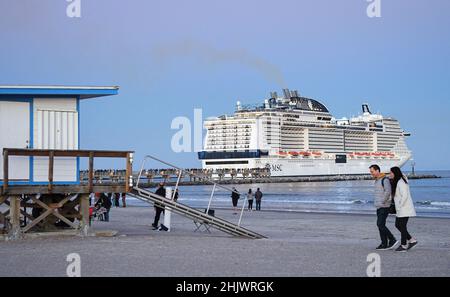 Port Canaveral, Stati Uniti. 30th Jan 2022. La gente guarda come la nave da crociera MSC Meraviglia parte da Port Canaveral entro alcuni minuti dal lancio previsto dalla vicina Stazione spaziale di Cape Canaveral di un razzo SpaceX Falcon 9 che trasporta un satellite di sorveglianza radar per l'agenzia spaziale italiana. Il lancio è stato strofinato all'ultimo minuto in cui una nave da crociera senza nome è entrata nell'area di pericolo di lancio designata. Credit: SOPA Images Limited/Alamy Live News Foto Stock