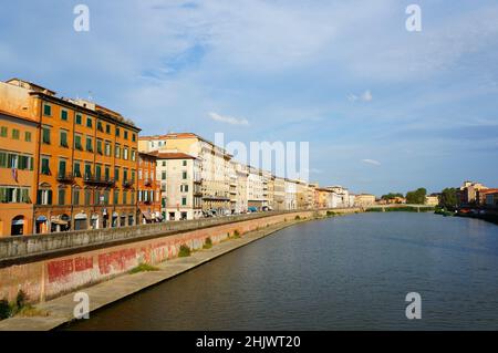 Fila di edifici colorati lungo il fiume Arno a Pisa, Italia Foto Stock