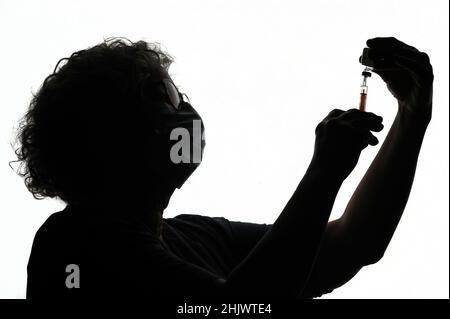 Foto del fascicolo del 13/1/2021 di una siringa in fase di deposito. Più di un bambino su 10 in Inghilterra sta iniziando a scuola a rischio di contrarre morbillo mortale, dal momento che i tassi di vaccini sono scesi al livello più basso in un decennio, come hanno avvertito gli esperti. La UK Health Security Agency (UKHSA) sta esortando i genitori a garantire che i loro figli abbiano avuto i vaccini contro il morbillo, la parotite e la rosolia (MMR), nonché altri jab di routine prima di iniziare la scuola. Data di emissione: Martedì 1 febbraio 2022. Foto Stock