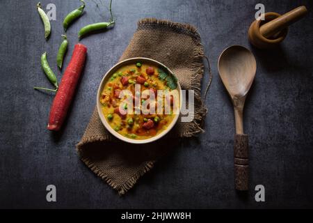 Giallo dal tadka o legumi preparati con verdure e spezie serviti in una ciotola. Foto Stock