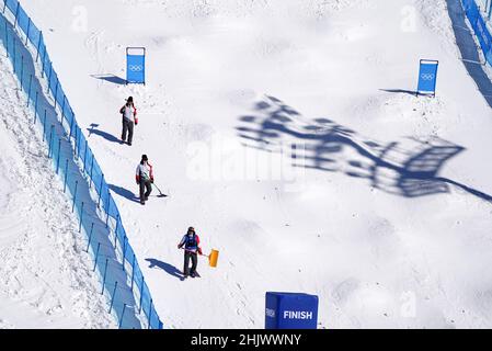 La preparazione del corso prosegue sul corso di magnati al Genting Snow Park, davanti ai Giochi Olimpici invernali di Pechino 2022 in Cina. Data immagine: Martedì 1 febbraio 2022. Foto Stock