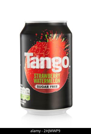 LONDRA,UK - 22 GENNAIO 2022: Cocomero alla fragola Tango bevanda soda bianca. Foto Stock