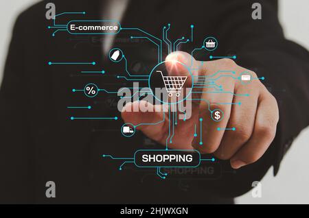 E-commerce Online Shopping Digital marketing Internet business Technology concept su schermo virtuale. Foto Stock