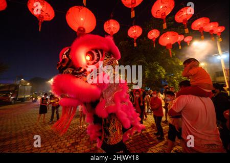 Kuala Lumpur, Malesia. 31st Jan 2022. La gente guarda la danza del leone durante le celebrazioni del Capodanno cinese a Batu 11 Cheras vicino Kuala Lumpur, Malesia, 31 gennaio 2022. Credit: Chong Voon Chung/Xinhua/Alamy Live News Foto Stock