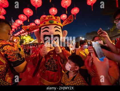 Kuala Lumpur, Malesia. 31st Jan 2022. La gente posa per le foto con un "Dio della ricchezza" durante le celebrazioni del Capodanno cinese a Batu 11 Cheras vicino Kuala Lumpur, Malesia, 31 gennaio 2022. Credit: Chong Voon Chung/Xinhua/Alamy Live News Foto Stock