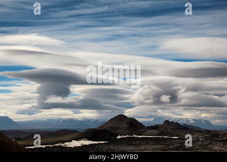 Vista panoramica dell'area vulcanica di Leirhnjúkur vicino a Mývatn sotto un cielo spettacolare, l'Islanda Foto Stock