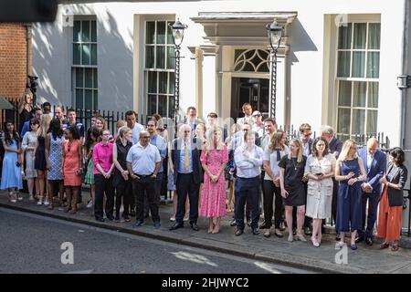 Personale, consiglieri, Carrie Symonds, Edward Lister, Damon Poole ed altri attendono il nuovo PM Johnson, Downing Street, Londra, Regno Unito Foto Stock