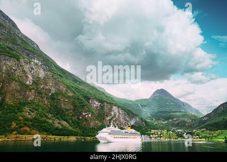 Geirangerfjord, Norvegia. Vista aerea di Geiranger a Geirangerfjorden in Estate Day. Famoso punto di riferimento norvegese e popolare Destination.Geirangerfjord Foto Stock