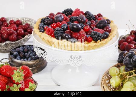 Crostata dolce con lamponi, mirtilli, more, ciliegie e ribes rosso. Dessert da festa Foto Stock