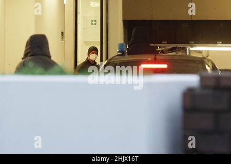 Colonia, Germania. 01st Feb 2022. Diverse auto arrivano alla corte regionale per l'inizio del processo dell'ex rapitore di Reemtsma. Drach e sono assicurati da ufficiali SEK nel cancello di sicurezza. L'accusa accusa Drach di quattro rapine di trasportatori di denaro. Credit: David Young/dpa/Alamy Live News Foto Stock