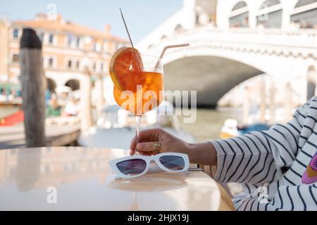 Con drink all'italiana presso il bar all'aperto di Venezia Foto Stock