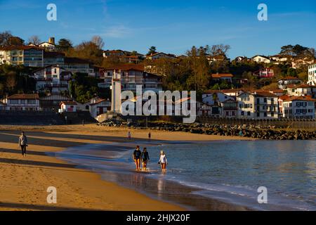 A piedi sulla spiaggia nel mese di dicembre, Saint Jean de Luz, Pays Basque, Francia Foto Stock