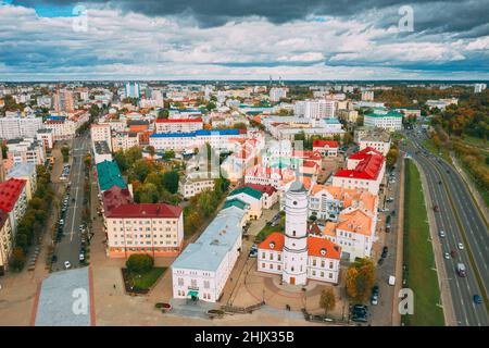 Mahiliou, Bielorussia. Il paesaggio urbano di Mogilev con il famoso punto di riferimento - il Municipio del XVII secolo. Vista aerea dello skyline in autunno. Vista dall'alto Foto Stock