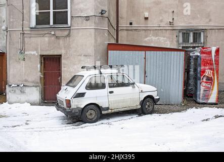 La Fiat 126 (tipo 126), vecchia piccola macchina cittadina a Cracovia, Polonia. Foto Stock