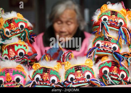 Pechino, provincia cinese di Henan. 20th Jan 2022. Un anziano realizza scarpe a tema tigre a Jiaozuo City, provincia centrale di Henan, 20 gennaio 2022. Con l'arrivo del Capodanno cinese martedì, il paese entra nell'anno della Tiger.Tiger, uno dei 12 segni animali dello zodiaco cinese, simboleggia la forza, il coraggio e la paura. Credit: Xu Hongxing/Xinhua/Alamy Live News Foto Stock