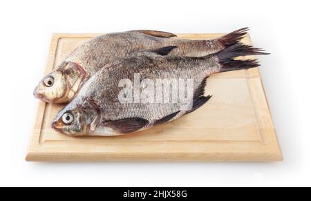Breams fiume comune su tagliere isolato su sfondo bianco. Pesce d'acqua dolce Foto Stock
