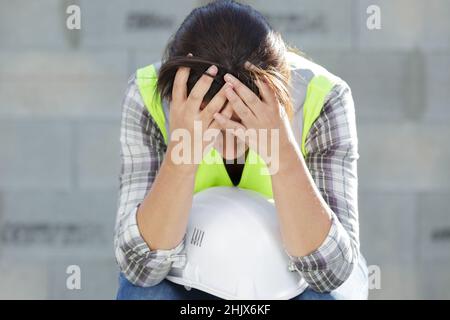 giovane ingegnere femminile esausto e stanco Foto Stock