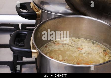 Pentola della zuppa di segale acida fatta di farina di segale e carne solitamente salsiccia di maiale bollita o pezzi di salsiccia affumicata, pancetta o prosciutto. Foto Stock