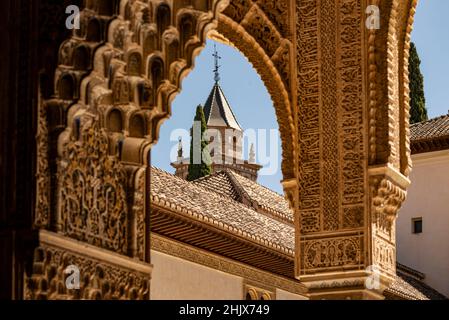 Archi decorati con ornamenti moreschi all'ingresso del Palazzo Comares (Palacio de Comares), palazzi Nasrid, Alhambra de Granada, Andalusia, Spagna Foto Stock