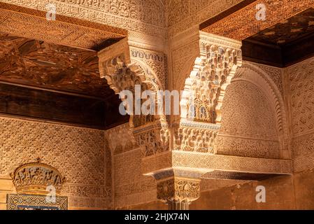 Dettaglio degli ornamenti moreschi nella sala Mexuar, parte dei palazzi Nasrid, Alhambra de Granada, Patrimonio dell'Umanità dell'UNESCO, Granada, Andalusia, Spagna Foto Stock