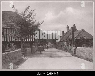 Bramber villaggio, mostrando Bramber Castello in distanza. Sussex (1923) Foto Stock