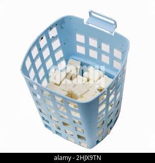 Cestino con cubetti di formaggio feta isolati su sfondo bianco. Cibo sano Foto Stock