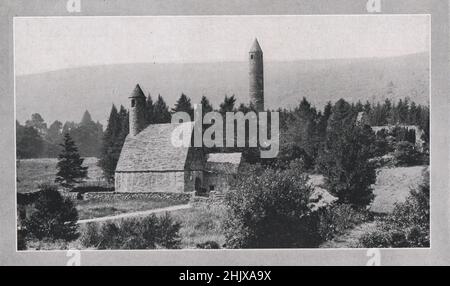 St. Kevin's Kitchen e Torre rotonda, Glendalough. Contea di Wicklow (1923) Foto Stock