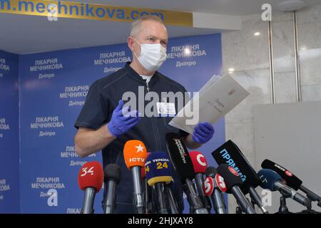 DNIPRO, UCRAINA - 31 GENNAIO 2022 - il medico capo dell'ospedale clinico regionale di Ilya Mechnikov Dnipropetrovsk Serhii Ryzhenko parla alla stampa o Foto Stock