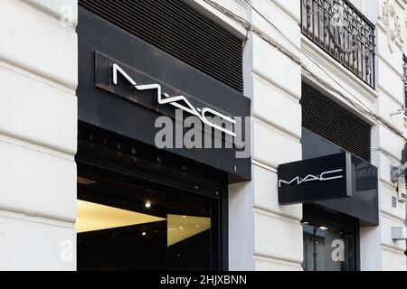 VALENCIA, SPAGNA - 31 GENNAIO 2022: MAC è un produttore americano di cosmetici fondato a Toronto nel 1984 Foto Stock
