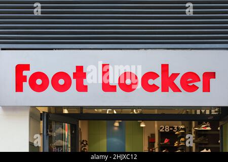 VALENCIA, SPAGNA - 31 GENNAIO 2022: Foot Locker è un rivenditore americano di abbigliamento sportivo e calzature Foto Stock