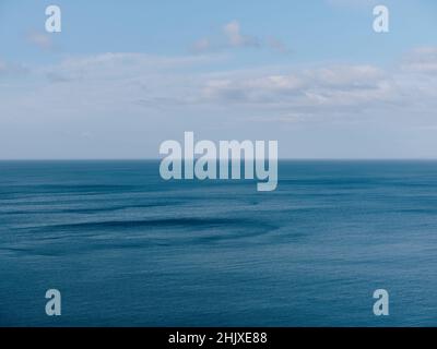 Un mare blu vuoto e cielo estate stagcape orizzonte linea natura sfondo. Foto Stock