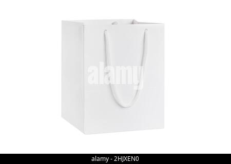 Modello di imballaggio bianco del sacchetto di carta piccolo del mestiere isolato su sfondo bianco. Pacchetto con vista laterale della custodia per stativo. Mockup borsa marrone. Confezione con Foto Stock