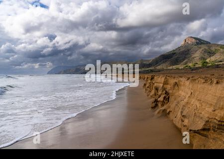 Una vista ad angolo basso dell'alta marea a Calblanque Beach nella Murcia meridionale Foto Stock