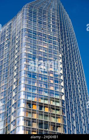 Londra Inghilterra UK, 29 gennaio 2022, il Boomerang o Vase Residential Building Bankside London contro Un Blue Sky Foto Stock