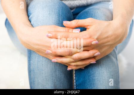 Mani incrociate ben curate Foto Stock