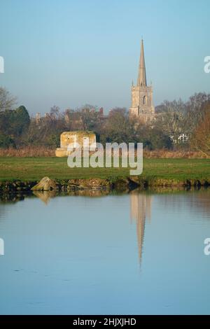 St Lawrence chiesa e pillbox accanto al Tamigi, Lechlade-on-Thames, Cotswolds, Gloucestershire, Inghilterra, Regno Unito, Europa Foto Stock