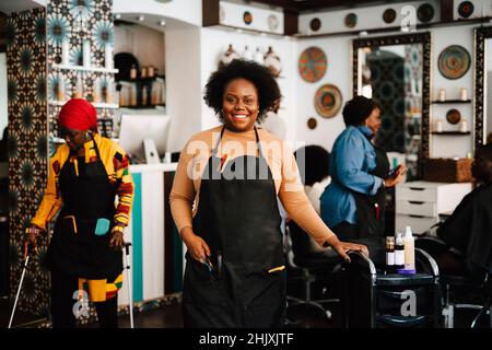 Ritratto di sicura barbiere femminile in parrucchiere Foto Stock