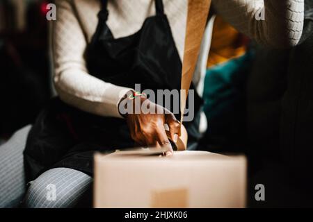 Sezione intermedia della scatola di incollaggio maschile per parrucchieri con nastro adesivo in barbiere Foto Stock